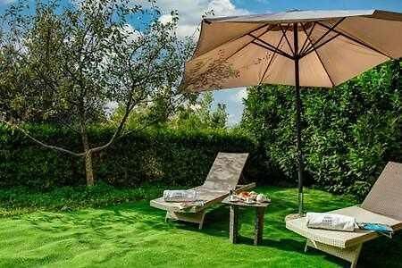 Gocce Villas - Villa De Flores Country Style Villa With Pool 마사루브렌세 외부 사진