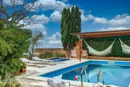 Gocce Villas - Villa De Flores Country Style Villa With Pool 마사루브렌세 외부 사진