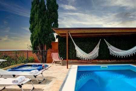 Gocce Villas - Villa De Flores Country Style Villa With Pool 마사루브렌세 외부 사진